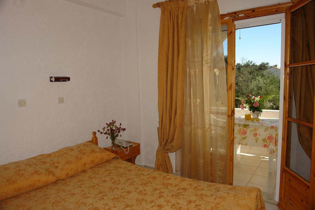 Aparthotel Prasoudopetra Ágios Matthaíos Pokoj fotografie