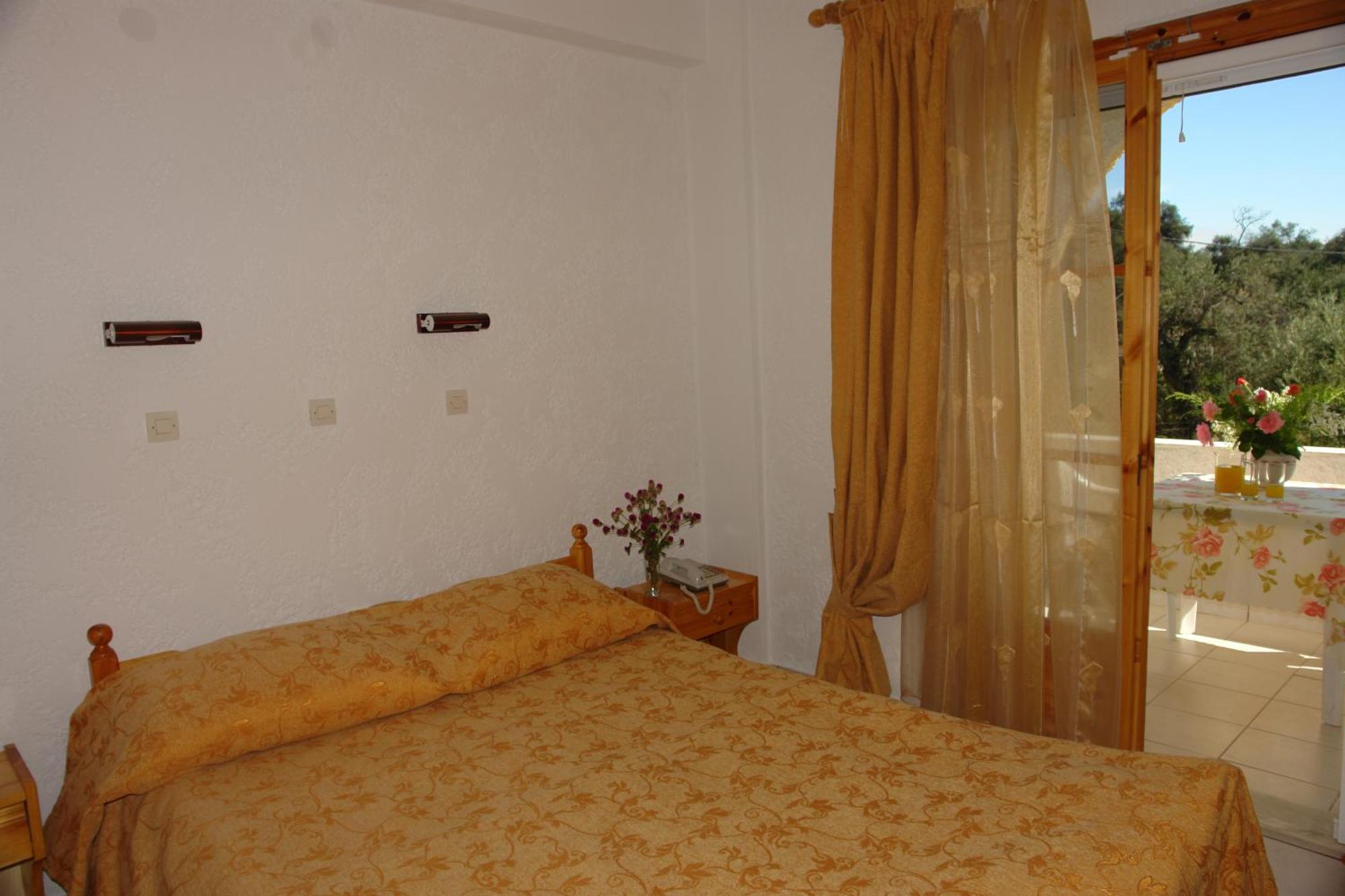Aparthotel Prasoudopetra Ágios Matthaíos Pokoj fotografie